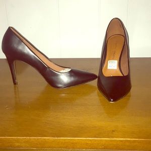 Low stilettos pointed toe black heels